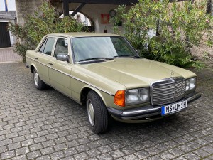 -28- Mercedes Benz 200 W123 1983